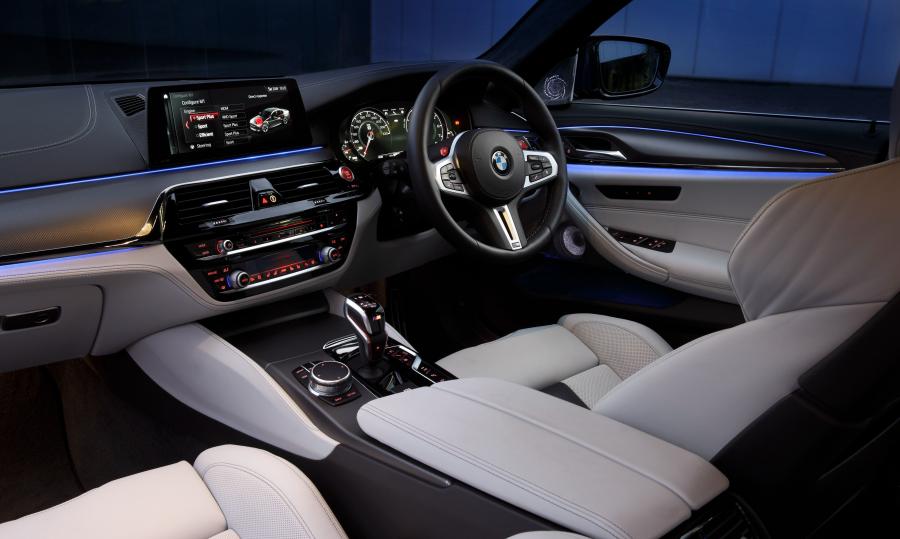 Интерьер BMW M5 (F90) 2018 года  (AU) (фото 4 из 31)